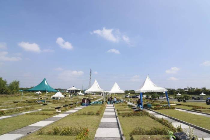 Jalan setapak menuju area ziarah Al Azhar Memorial Garden